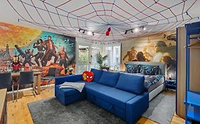 Edler Wohnraum Disney Marvel Studio Mit Balkon, Boxspringbett, Kaffeevollautomat, Lift & Parkplatz